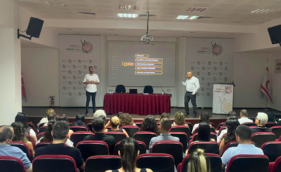 KTSO eğitim salonunda eğitmen ve katılımcılar